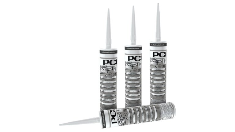 PCI Carraferm, 310ml, Gruppe von drei Kartuschen stehend und einer liegend davor, weiß